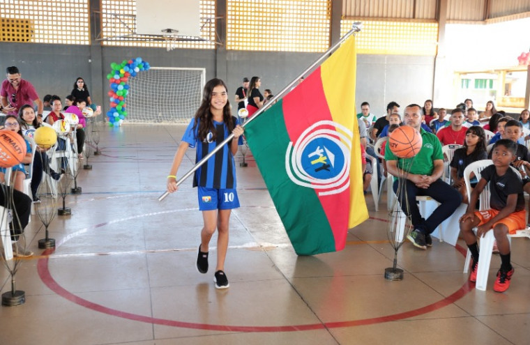 Estudante com a bandeira de Araguaína