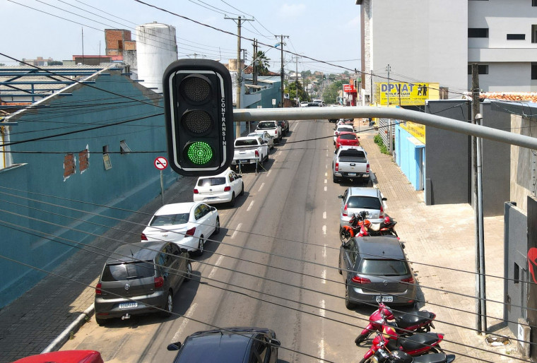 Mais cruzamentos de ruas com semáforos terão sistema onda verde.