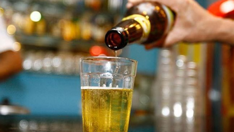 Os bares e restaurantes estavam proibidos de vender bebidas alcóolicas para consumo no local