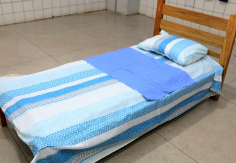 São quartos com camas individuais, jogo de higiene pessoal e ar-condicionado.