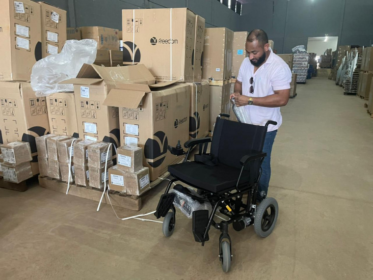 Cadeiras de rodas motorizadas serão entregues a pacientes atendidos pelo CERs