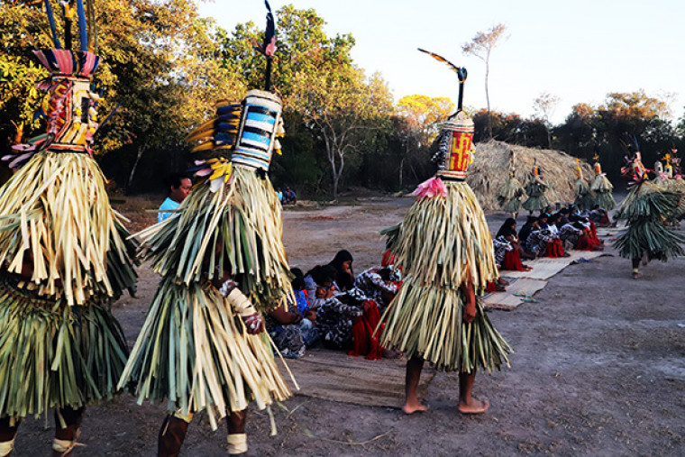 Guardiões cantam e dançam pela aldeia durante o Hetohoky.