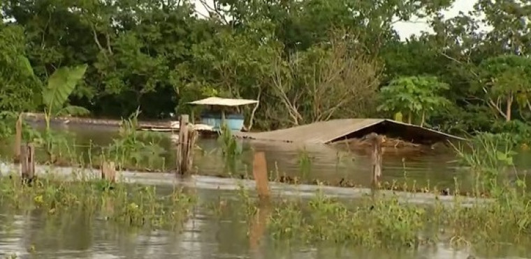 Casas submersas com a cheia do Rio Tocantins em Miracema.