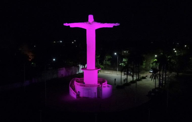 Monumento do Cristo Redentor de Araguaína, no Setor Jardim Pedra Alta, recebeu uma iluminação especial rosa