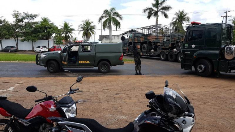 Viatura do Exército em frente ao quartel da PM em Araguaína