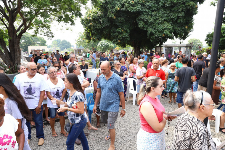 Velas, flores e muitas orações marcaram a movimentação dos visitantes nos túmulos