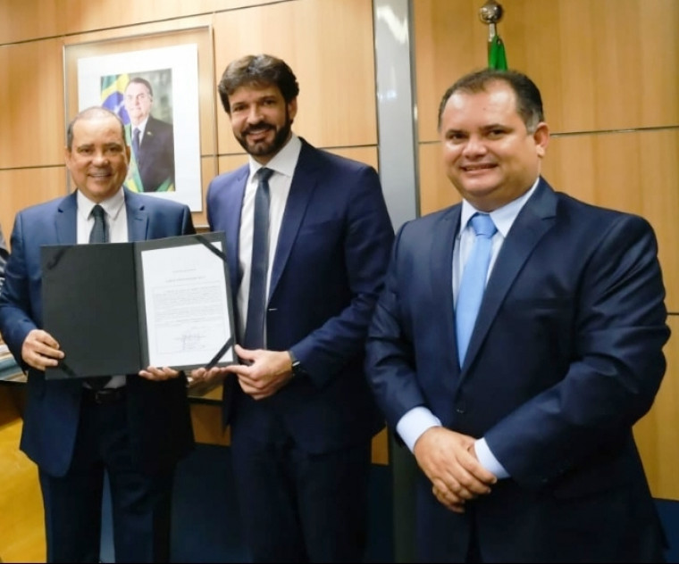 Vicentinho Alves, ministro Marcelo Álvaro e prefeito Alessandro Borges