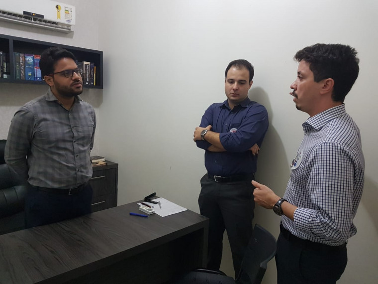 Candidato visita escritórios em Araguaína e apresenta propostas