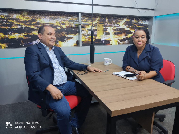 Vicentinho sendo entrevistado pela apresentadora de TV Silene Borges