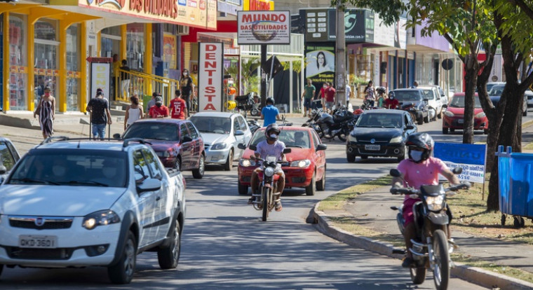 Veículos em rua de Palmas