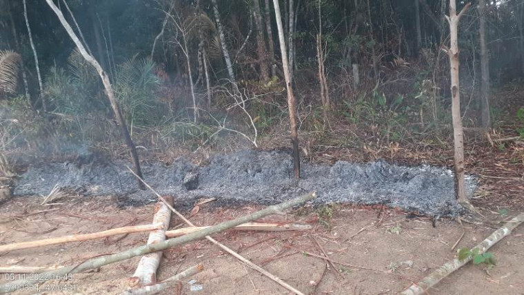 Barraco queimado depois de ser incendiado na Gleba Tuauá.