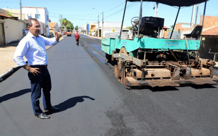 Prefeito de Araguaína em rua que está recebendo pavimentação asfáltica