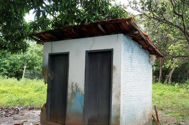 Banheiros de escola em condições precárias