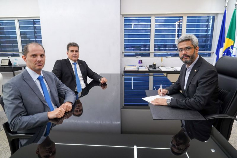 PGJ, Luciano Casaroti; promotor de Justiça Abel Andrade (1º à esq.), e o novo subprocurador-geral de Justiça, Marcelo Sampaio