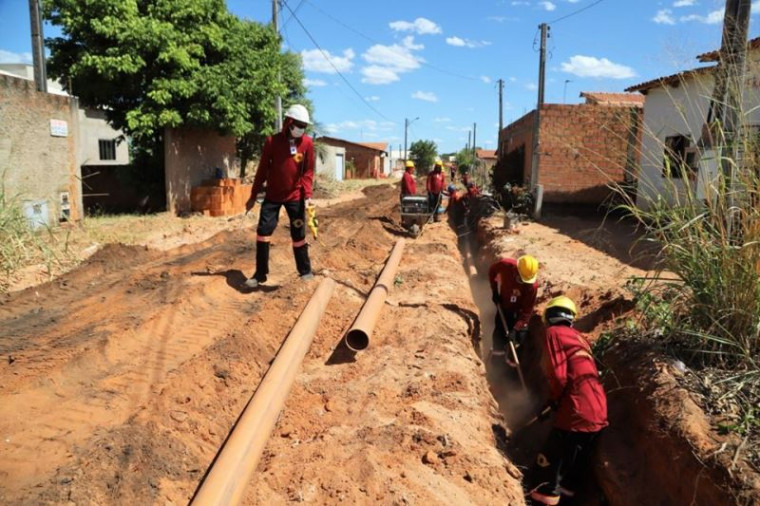 Rede de esgoto sendo implantada em rua de Araguaína
