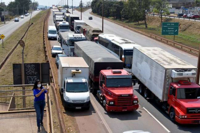 Aumenta adesão à greve de caminhoneiros marcada para 1º de novembor.