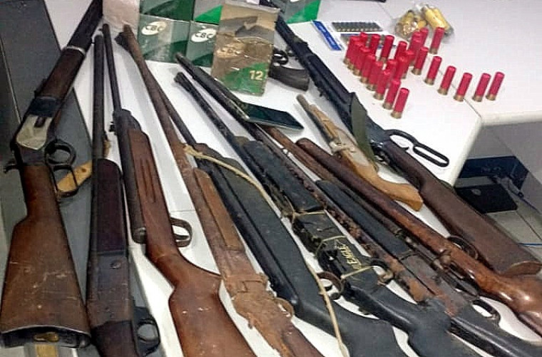 Dez armas e diversas munições de calibres variados foram apreendidas de posse do empresário