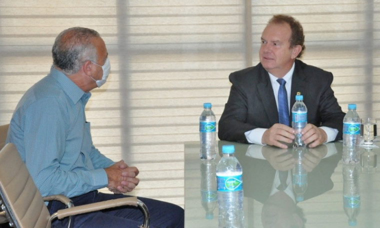 Representante da Coca-Cola (esq.) e governador Mauro Carlesse