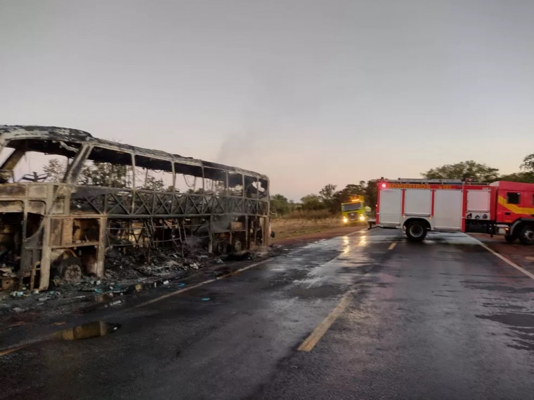 Ônibus que levava 52 passageiros pega fogo e fica destruído.