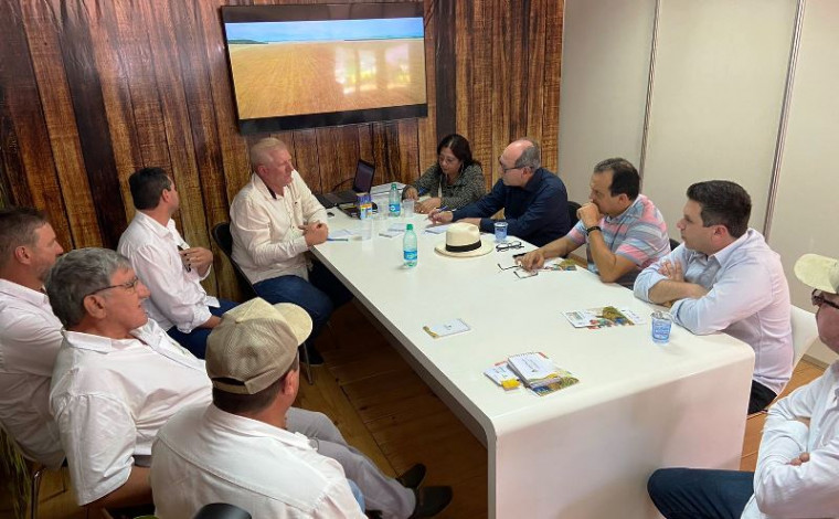 Dimas em reunião com agricultores na Agrotins