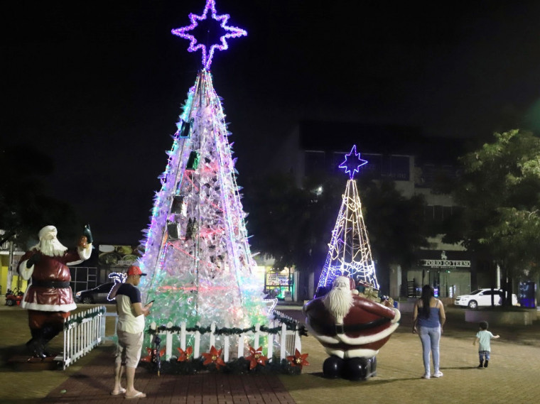 São nove árvores de Natal com seis metros de altura em vários pontos da cidade