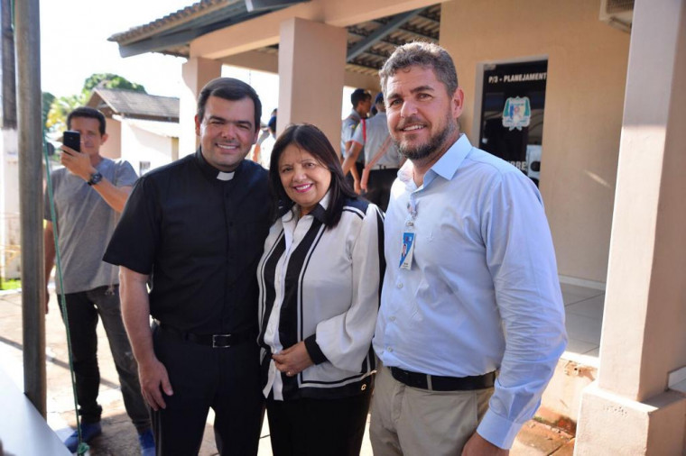 Valderez ao lado do Diretor do hospital, Padre Bruno e do Superintendente do HDO, Osvair Cunha