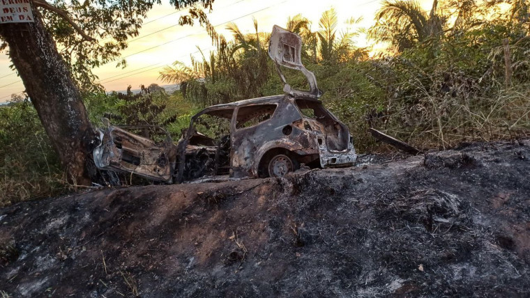 Carro ficou completamente destruído após o incêndio.
