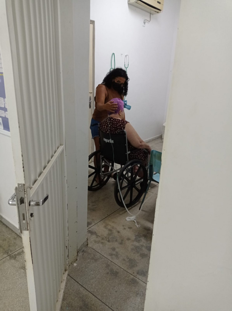 Idosa ficou horas sentada numa cadeira à espera da ambulância, segundo filha