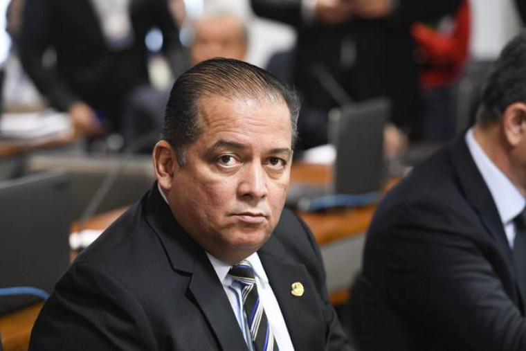 Gomes retorna as atividades parlamentares menos de 30 após assumir uma secretaria de governo