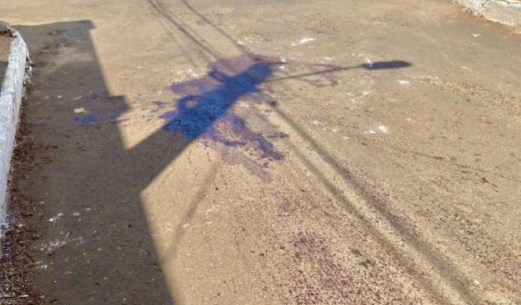 Sangue da vítima no meio da rua