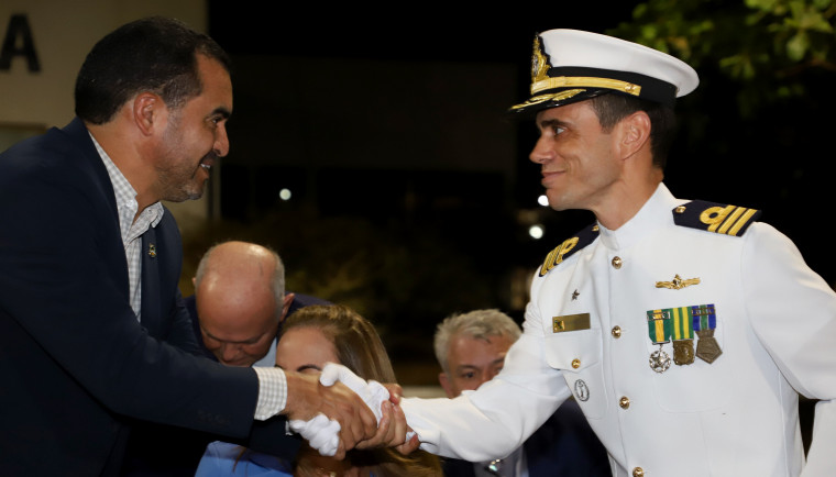 Governador cumprimenta o atual Capitão de Fragata, Guilherme Chagas