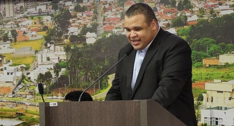 Padre Valmir em seu pronunciamento.