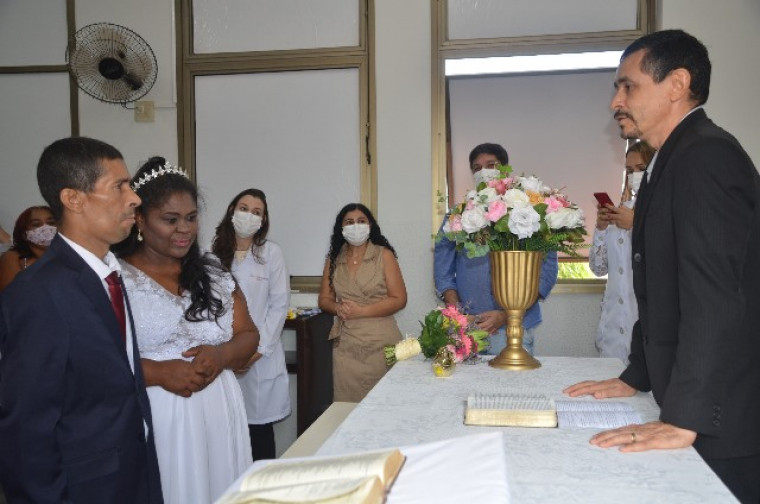 O casamento foi celebrado pelo pastor Pedro Wilson Nascimento, que recebeu o convite da equipe do Hospital