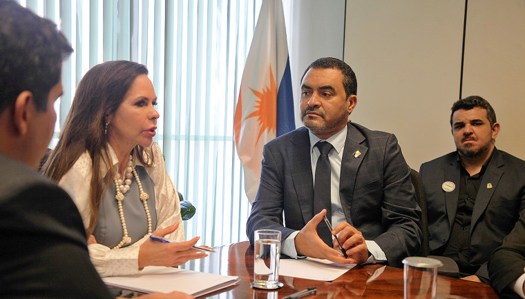 Governador Wanderlei Barbosa e a senadora e Professora Dorinha em reunião para discutir o orçamento federal.