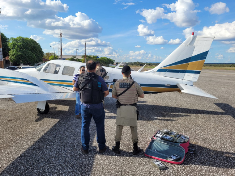 A droga estava em um avião da Embraer, modelo BEM-810C, avaliado em R$ 400 mil