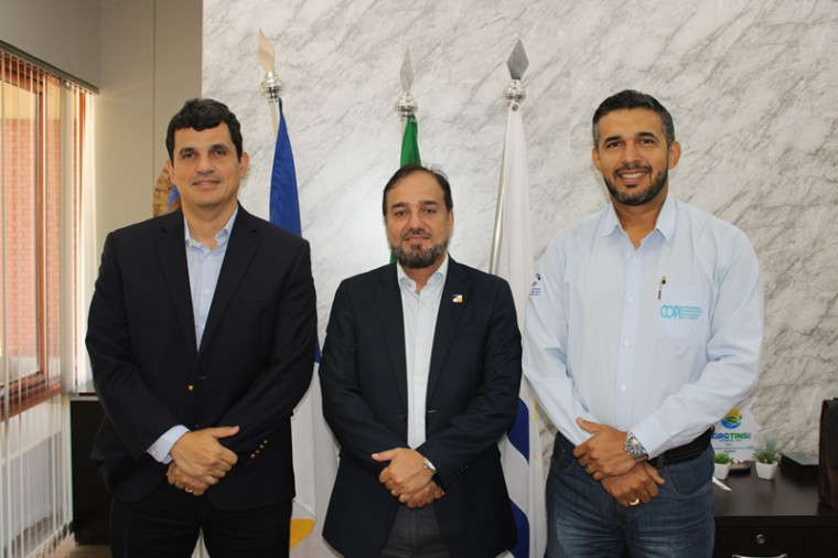 Secretário Carlos Humberto Lima (ao centro) recebe representantes da COPI