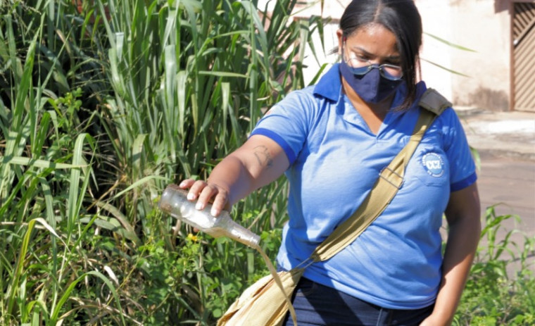 Agente de combate a endemias trabalhando em Araguaína.