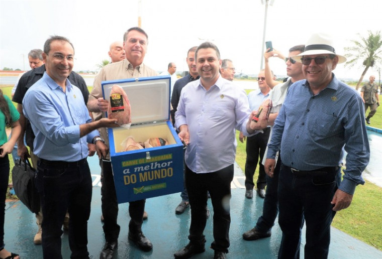 Deputado federal Tiago Dimas entrega caixa com carnes de Araguaína ao presidente da República
