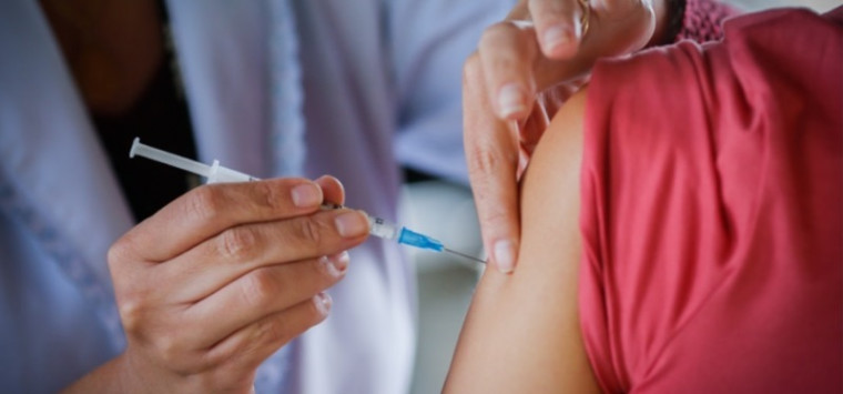 Vacina sendo aplicada