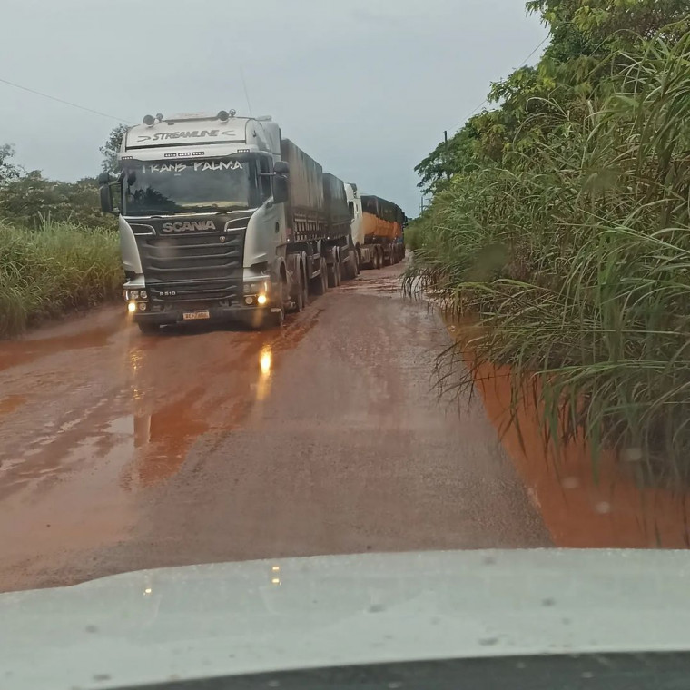 Veículos pesados trafegam diariamente nesta rodovia importante para o escoamento da produção agrícola das regiões Centro-Oeste e Norte.