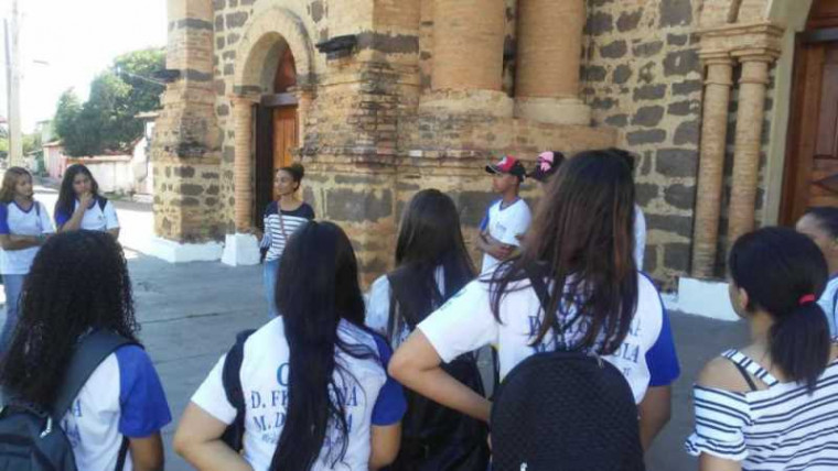 Alunos visitam o centro histórico de Porto Nacional