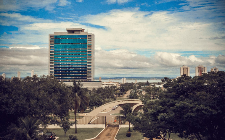 Avenida JK homenageia o criador de Brasília e dá acesso ao Lago de Palmas