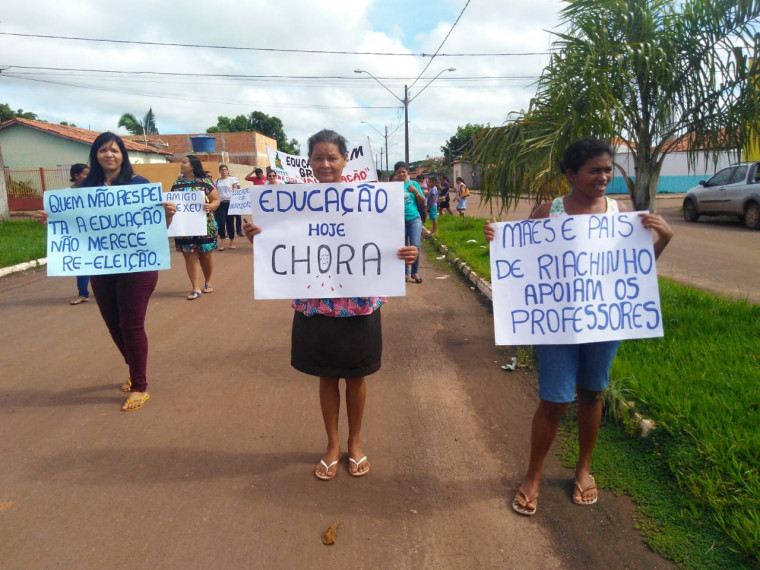Protesto nas ruas de Riachinho, norte do Estado.