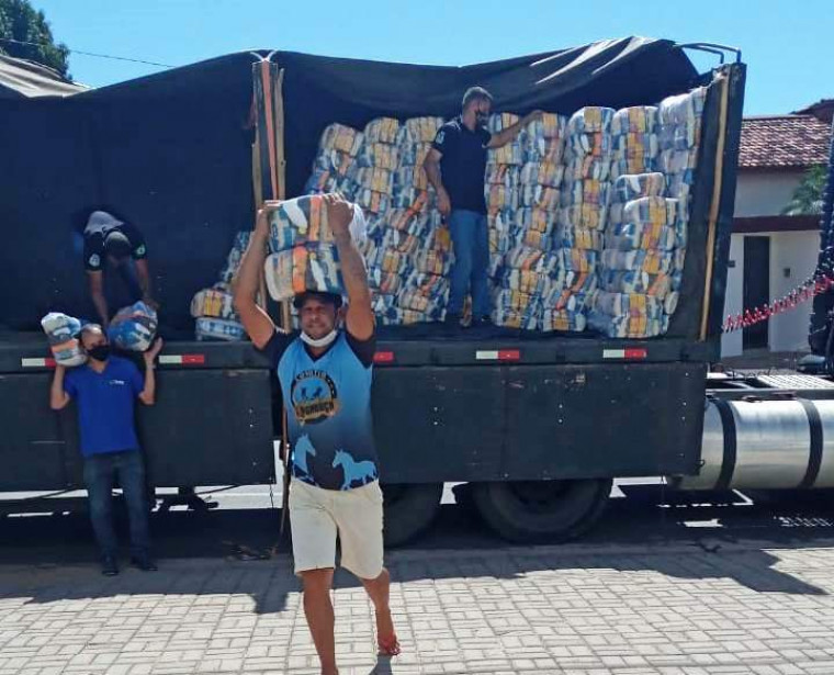 Carreta com cestas básicas para Araguaína