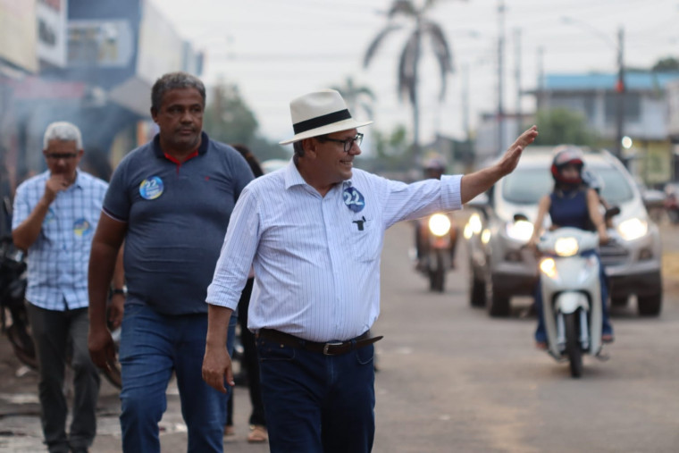 Ronaldo Dimas durante caminhada pelo comércio de Guaraí