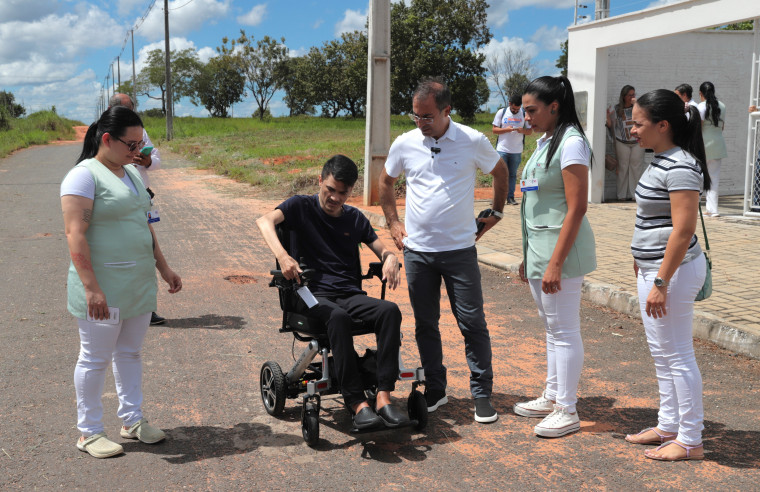 Dione Alves recebeu todo o apoio da terapeuta ocupacional para aprender a operar a nova cadeira de rodas