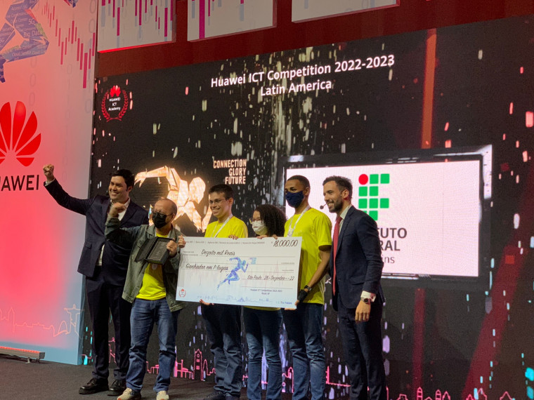 Estudantes e professores do IFTO celebram a vitória na Huawei ICT Competition