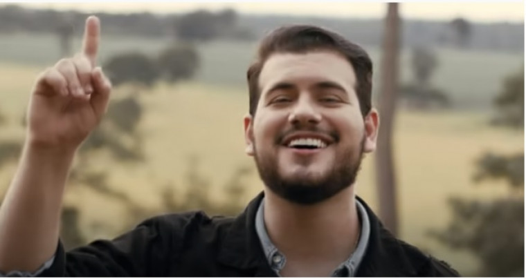 Zé Ottávio é natural de Araguaína e começou a cantar profissionalmente em 2018