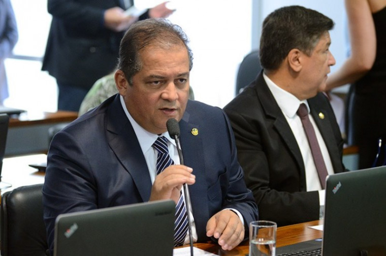 Senador Eduardo Gomes, relator do projeto na comissão