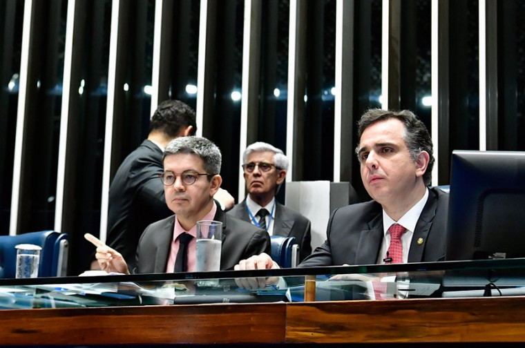 Relator do PL, Randolfe Rodrigues, e o presidente do Senado, Rodrigo Pacheco, na sessão de votação.